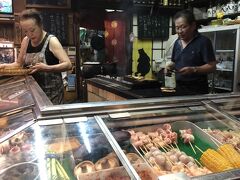 さて今夜は唐津市中心ではなく、浜玉町にある「独楽蔵」という最近のマイブームのお店へ陶芸家もお誘いして。
