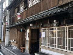 唐津出発日のお昼は木造三階建の鰻屋「竹屋」さんへ。