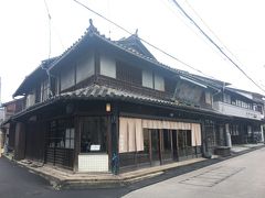 江戸時代の街並みそのままの鞆の浦。

台風が近づいていて、この日は雨模様。
街並みも曇っていますが。