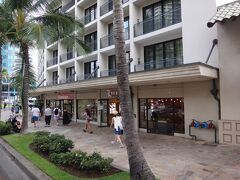 ハワイ・ワイキキ　カラカウア通り沿いにあるショップ

HISのLeaLeaトロリー「ワード／カカアコ／ダウンタウン・ライン」に
乗車中に撮った写真。

レアレアトロリーの停留所「⑭ ワードセンター」から2つめの
「① ロイヤル・ハワイアン・センター」で下車します。

このひとつ前に旅行記はこちら↓

<ハワイ ⑫ 『サウスショア・マーケット』
2019年1月にオープンした【オフ・ザ・ウォール・クラフトビール・
アンド・ワイン】でハワイアンビール♪『ワードセンター』
『ノードストローム・ラック』『T.J.マックス』『ベッド・バス・
アンド・ビヨンド』>

https://4travel.jp/travelogue/11613315