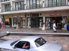 ハワイ・ワイキキ　カラカウア通り沿いにあるショップはまた
後日載せます。

ここまでの旅行記はこちら↓

<2019年ハワイの最新グルメ情報☆ビジネスクラス♪
カカアコ・ワード・アラモアナ・ワイキキ！
リッツ・カールトンに新タワー完成♪ディオールカフェ>

https://4travel.jp/travelogue/11555431

<ハワイ☆『成田国際空港』第1ターミナルのスカイチームの
航空会社ラウンジ『デルタスカイクラブ』＆『KALラウンジ』、
プライオリティパスで入れるカードラウンジ
『IASS エグゼクティブ ラウンジ1』＆『TEIラウンジ』>

https://4travel.jp/travelogue/11561583

<ハワイ ① デルタ航空DL180便（B767-300ER）のビジネスクラス
「デルタ・ワン」搭乗記☆機内サービス、
『ダニエル・K・イノウエ国際空港』からワイキキへの移動手段>

https://4travel.jp/travelogue/11566242

<ハワイ ② 『ヒルトン・ガーデン・イン・ワイキキ・ビーチ』宿泊記★
お部屋、アメニティ、眺望、プール、ジム、無料ヨガ、
チャーリーズ・タクシーを利用>

https://4travel.jp/travelogue/11575109

<ハワイ ③ ワイキキ散策★『ザ・リッツ・カールトン・レジデンス、
ワイキキビーチ』の新ダイヤモンドヘッドタワー、プール、
2019年8月にオープンしたイタリアンダイニング【キオラ】＆
フレンチダイニング【ラヴィ】、ヒルトンの花火♪
【サンライズ・シャック】のアサイーボウル>

https://4travel.jp/travelogue/11591212

<ハワイ ④ 『アラモアナセンター』★パンケーキ＆アサイー♪
【Dior Cafe】【リリハベーカリー】【ピエールマルコリーニ 
ハワイ店】、レアレアトロリーの路線図>

https://4travel.jp/travelogue/11599497

<ハワイ ⑤ 2019年6月『マーシャルズ』アラモアナ店がオープン！
『メイシーズ』『ブルーミングデールズ』『ニーマン・マーカス』
「エピキュア」人気ポケ丼【マグロブラザーズ ワイキキ店】>

https://4travel.jp/travelogue/11602322

<ハワイ ⑥ 2019年11月恵比寿に【ザ ピッグ アンド ザ レディ】が
日本初上陸★浜辺で朝食♪マカダミアナッツパンケーキ★
【アイランド・ヴィンテージ・ワインバー】【カイコーヒー3号店】>

https://4travel.jp/travelogue/11604088

<ハワイ ⑦ ワード・カカアコ★ ウォールアート巡り♪
『オハナ・ハレ・マーケットプレイス』
2019年9月オープンの【クリーム アンド シュガー】、
『ダウン トゥ アース オーガニック＆ナチュラル カカアコ』>

https://4travel.jp/travelogue/11604781

<ハワイ ⑧ 魔法の激安美肌水、『ソルト・アット・アワ・カカアコ』
ランチ★【フィッシュ・ホノルル】ハッピーアワーも♪
『ウォルマート』＆『ターゲット』アラモアナセンター店＆
『サックス・フィフス・アベニュー・オフ・フィフス』>

https://4travel.jp/travelogue/11609174

<ハワイ ⑨ 『ヒルトン・ガーデン・イン・ワイキキ・ビーチ』
スイートルーム宿泊記★最上階からは海も♪ヒルトン・オナーズの
ダイヤモンドメンバー特典でアップグレード>

https://4travel.jp/travelogue/11610370

<ハワイ ⑩ 『モアナサーフライダー ウェスティン リゾート＆スパ』
ホテル『シェラトン・ワイキキ』インフィニティプール♪
新作モアナサーフバニー＆ベア>

https://4travel.jp/travelogue/11610560

<ハワイ ⑪ ワードエリア『ホールフーズマーケット クイーン店』
エコバッグ＆オーガニック商品★シースループールのある『アナハ』
のレストラン【メリマンズ・ホノルル】でランチ♪>

https://4travel.jp/travelogue/11610796