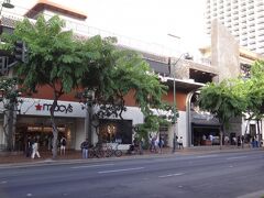 ハワイ・ワイキキのカラカウア通り沿いの写真。

あれ？今回、『メイシーズ』は行ったかなぁ？？