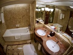 【Shangri-La Hotel, Bangkok】

これでも、9769バーツ（約35,000円）／ふたり／ツイン...ナリ。


写真：おお、このバスも正に「シャングリラ」ですねぇ...