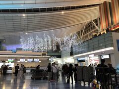 出発は羽田空港から。
この頃は、まだ日本でも新型コロナウイルス感染者は少なくて「中国でのお話」っていう認識でした。
でも空港内は空いていた気がします。