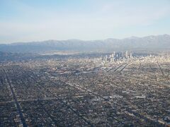 遠くに見える高層ビル群のあたりがロサンゼルスの中心地ですね。
ロサンゼルス国際空港到着です。
