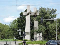 アダム・ミツキェヴィチ広場（Adam Mickiewicz Square）と暴動記念碑
ポーゼン城の東側にあります。アダム・ミツキェヴィチはポーランドを代表する国民的ロマン派詩人であり、政治活動家だそうです。
Crosses Commemorating The 1956 Protests（1956年の抗議を記念する十字架）

