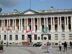 ラチンスキ図書館（Biblioteka Raczyńskich）
自由広場（pl.Wolności）の北西角に建っています。富豪エドワルド・ラチンスキ伯爵がポズナンに文化の中心となる場を作りたいという願いをこめて設立したヴィエルコポルスカ地方初の公共図書館です。
前に建つ像の台座にライオンの顔の彫刻があり、人が近づくと口から水が出ます。センサー付きの地球にやさしい水飲み場なのでしょうか。