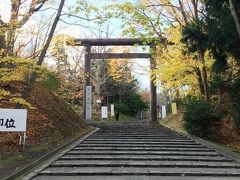 公園の入口は駅からすぐです。