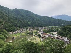 ホテルを早めに出発し、11時過ぎには 白川郷 到着！

まずは全景を確かめるために「城山天守閣展望台」に。

おー、よく見る景色です！