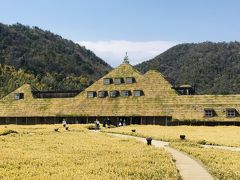 日牟禮八幡宮を後にして、やってきたのは車で5分ほどのところにある　
“ラコリーナ”

たねやさんのお菓子のテーマパークみたいな、、、。
最近人気のスポットです。

駐車場から中に入ると、いきなり映えるこの外観。