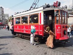 可愛い路面電車(^^♪
偶然一緒に写った女の子がすてき。　
せっかくフォトジェニックなのに夏秋じゃまだわ。