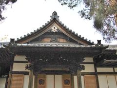 勝海舟別邸跡の対面に妙福寺。
寺伝によれば、日蓮聖人が池畔の松に袈裟を掛けて、手足を洗い休憩した地を霊場として、御松庵として開創されたという。昭和二年（１９２７）に浅草にあった妙福寺と合併し、今日に至っている。