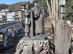 三朝橋のたもとに建つ映画化された野口雨情作詞の三朝小唄の記念モニュメント