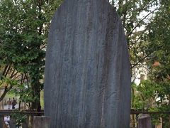 勝海舟夫妻の墓の近くに西郷隆盛留魂碑
明治12年（1879年）、戦死した西郷隆盛（1827年から1877年）をいたみ、 勝海舟が私費で建てた碑です。大正2年（1913年）に現在地に移設されました。