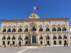 マルタ騎士団はフランス、ドイツ、スペイン等のいわば多国籍軍でした。
それぞれ各国ごとに宿舎を建てました。
この建物はスペイン出身の騎士団の宿舎だったもの。

現在は首相官邸として使われています。