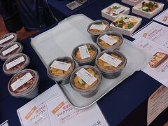 近寄るとお弁当の販売。

桃花苑のお弁当に桂川のお弁当。
びっくりしたのが、桂川のひれかつ丼。
桂川は、このあたりじゃちょっと有名な和食店。
http://www.y-kt.com/