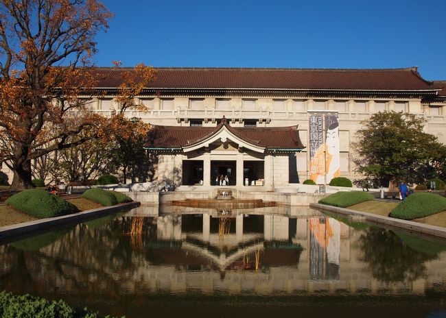 本館<br />正門を入ってまっすぐ正面に建つのが本館です。<br />現在の本館は昭和天皇の即位を記念して開館しました。東洋風を強く打ち出した「帝冠様式」の代表的建築とされ、平成13年（2001）に重要文化財に指定されました。<br />日本の美術、工芸、歴史資料を展示しています。<br />