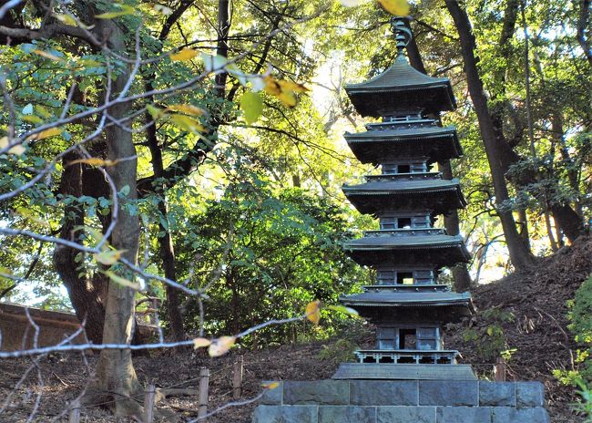 五重塔<br />東洋館脇から入って行くとまず右手にあるのがこれ！<br />高さ5.7mの銅製の塔。最上部の相輪には龍が絡み付き、垂木（たるき）、斗拱（ときょう）の組み物の細部まで入念に作られています。基壇に第5代将軍徳川綱吉が法隆寺に奉納した旨の銘文「大和国法隆寺元禄元年十二月日常憲院徳川綱吉」が線刻されています。<br />