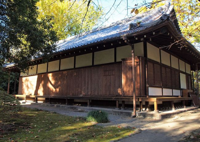 応挙館　（おうきょかん）<br />尾張国（現在の愛知県大治町）の天台宗寺院、明眼院の書院として建てられたもので、後に東京品川に移築ののち、当館に寄贈され現在の位置に移されました。<br />室内に描かれている墨画は、天明4年（1784）、円山応挙（まるやまおうきょ）が明眼院に眼病で滞留していた際に揮亳したものであると伝えられています。<br />