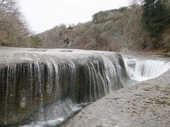 さらに、吹割の滝に寄り道です。ちょっと変わった形の滝でした。岩場のため、水がめっちゃキレイでした。 