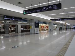 土曜の朝、京急で羽田空港第１ターミナルに来ました。外出自粛要請で、人の気配をあまり感じません。これまで見たことのない異様な光景です。