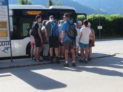 チェックアウト後に荷物を預かってもらい、アホルンバーンで登ってハイキングしようと思います。
相変わらず、列の順番が守れない人たち...
市内バスに乗ってアホルンバーンの乗り場まで移動します。1人2ユーロ。