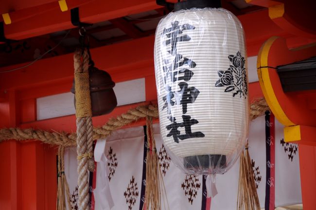 宇治上神社の手前にある宇治神社に、まずは参拝。<br />この神社の祭神は、応神天皇の皇子で、兄である仁徳天皇との皇位を巡る葛藤から宇治で自殺したとされる菟道稚郎子尊（うじのわかいらつこのみこと）。<br />朱色の拝殿の後ろに建つ渋い本殿は、鎌倉時代に再建されたもので、国の重要文化財だそうだ。