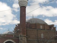 こちらはモスク。バーニャ・バシ・ジャーミヤ。
トルコと同じような形。バルカン半島のモスクもこんなスタイル。
モスクは、その時代、その土地の流行が反映されつつ、国を越えて似通っているのが本当に面白い。