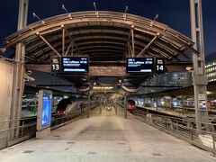 空港行きの電車が出ているホームへ。
10分間隔で出ているので、来ているものに乗ればOKです
今日は日帰り旅なので荷物が少なくて身軽！
