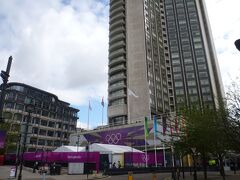 ロンドン ヒルトン パークレーンに宿泊しますが、オリンピック関係者が宿泊するらしく、外のテントでチェックインして、入るたびに「オリンピック ファミリー ホテル レジデント パス」を首からぶら下げて、セキュリティーチェックを通らなければいけませんでした。
