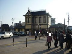 その後、また路面電車に乗って道後温泉駅へ。
駅舎は1911年築の旧駅舎（2代目）の部材を利用して1986年に復元したもの。
1895年に松山中学に赴任した夏目漱石が見た駅舎は初代駅舎である。
