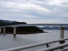 長崎市街から伊王島ターミナル行きのバスに乗って約１時間、伊王島に上陸。

写真は2011年に架橋された伊王島大橋です。