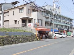 肉の専門店「松阪」
コロッケ６０円？！安っ！　山頂で食べようと2個購入

注文してから揚げてくれたのでアツアツさくさく♪
なので、その場で1つ食べちゃいました　
うま-( *´∇｀)うま
