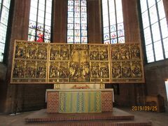 ②Marktkircheマルクト教会とLutherdenkmalルターの記念像：

14世紀に建てられた煉瓦造りのゴシック様式の教会は塔の高さは97m、長さ61m、幅26mの大きなもので、遠くからも目印になる。
内部で目立つHochaltar大聖壇は翼が開くと、菩提樹で彫られたイエスのPassion受難（生涯）の21場面が見られる。

写真はハノーファー旧市街：Marktkircheマルクト教会の大聖壇
