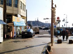 江ノ電の「江ノ島駅」の方に行ってみます☆

ちなみに「江の島」は「の」がひらがなで、駅名は「ノ」がカタカナです。しかーし、湘南モノレールの駅名は「湘南江の島駅」☆

そして、江の島の島内にある神社は「江島（えのしま)神社」

有名な水族館はカタカナで「新江ノ島水族館」
略して「えのすい」