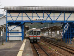 漁業の待ち紀伊長島で列車交換待ち
雰囲気ある駅だね