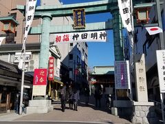 神田明神の鳥居をくぐります