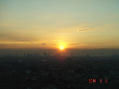 夕方、高層ホテルの最上階に上がり、マニラの夕日を眺めます