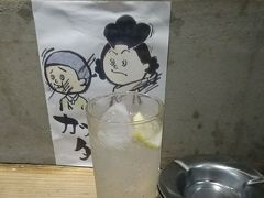 所用を終え、夜ーーー。
天草水産研究所さんで、シュワっと1杯。
米焼酎のソーダ割。