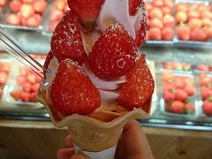 桜の馬場 城彩苑では食べ歩きが楽しめるので、TENTE（てんて）さんでオニ盛りいちごソフトクリームを。