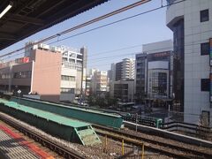 東中野駅から　荻窪駅へ

間違えて　中野行きに乗車したので　中野駅で
後続電車に乗り換えました。

写真：中野駅　丸井側
２０年ほど前　職場の女の子が駅前の病院に　急遽入院　丸井で寝間着・下着購入したことがありました。