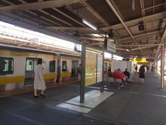 中野駅　地下鉄　東西線も乗り入れています。
写真　総武線　津田沼行き