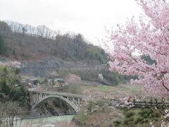 重要文化財である、昔のコンクリート建造橋・坂戸橋。

城址公園には、ここを通っていきました。