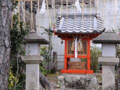 その近くの道端に、小さな朱塗りの社があった。
末多武利神社と言うもので、祭神は宇治民部卿藤原忠文。
征東大将軍として平将門討伐に出陣したものの、途中で将門が討ち死にしたため、時の大納言藤原実頼により恩賞の対象から外された。
それを恨み、死後、怨霊となったとされ、この社に祀られたそうだ。