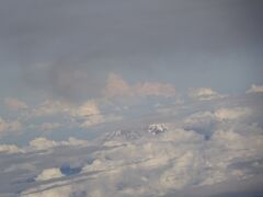 キリマンジャロ山の山頂（アフリカの最高峰で５８９５ｍ）が見えました。