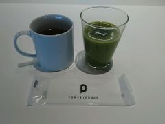 名古屋に行ってきました。
始まりは、羽田空港のパワーラウンジ。
豆乳の入った青汁と羽田空港オリジナルの「ジュアアルディペコ」。この紅茶？結構好きです(*^^*)