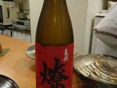 夜はホテル近くの「日本酒処 華雅」さんへ。
もちろん、日本酒を。義侠を中心に揃えているようです。