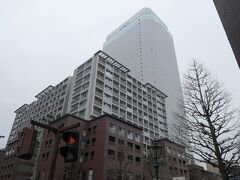 10:30　横浜第二合同庁舎でバスを降り、本日宿泊するホテルに到着しました。