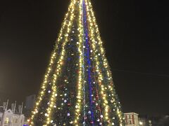 中央広場のクリスマスツリー。ロシアのクリスマスは年末年始も続く。