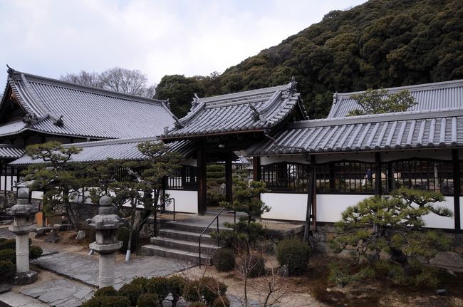 関西電力の宇治発電所の先にある石造りの山門を潜り、谷川の音が琴の音に聞こえるという琴坂を登って行くと、美しい伽藍が建ち並ぶ興聖寺が見えてきた。<br />この寺は、曹洞宗の開祖道元が伏見に開いたのが初めらしいが、一度廃絶し、慶安2年(1649)に淀城主永井尚政が現在地に復興したそうだ。<br />境内に整然と並ぶ堂宇は、12棟が慶安4年(1651)の再建で、すべてが宇治市の指定文化財だそうだ。<br />中でも、法堂の天井板は伏見城の遺構とのこと。<br />それにしても、美しい境内だった。